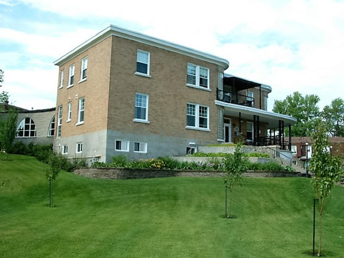 Auberge Le St-Georges Chicoutimi Esterno foto