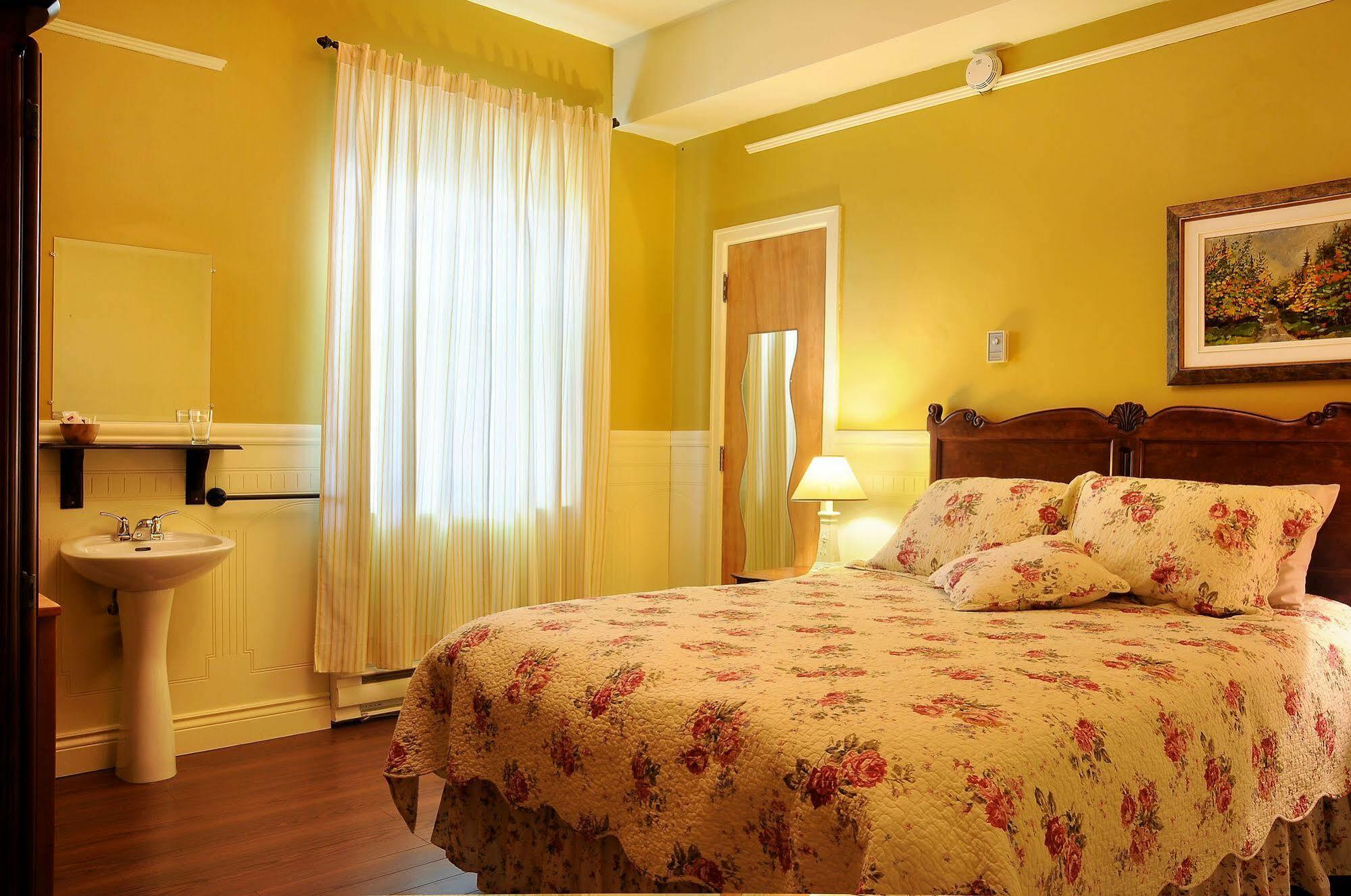 Auberge Le St-Georges Chicoutimi Esterno foto