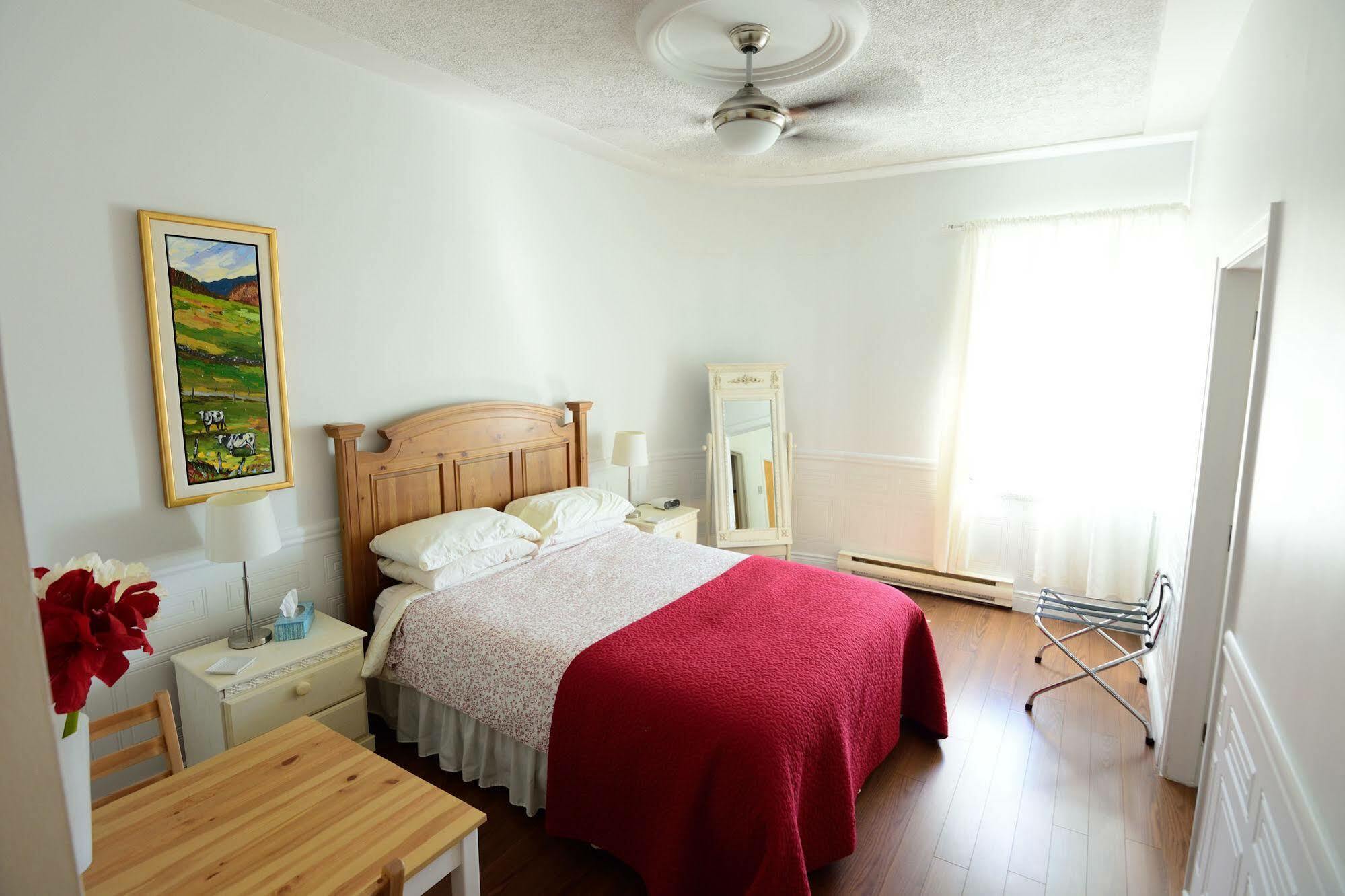 Auberge Le St-Georges Chicoutimi Esterno foto