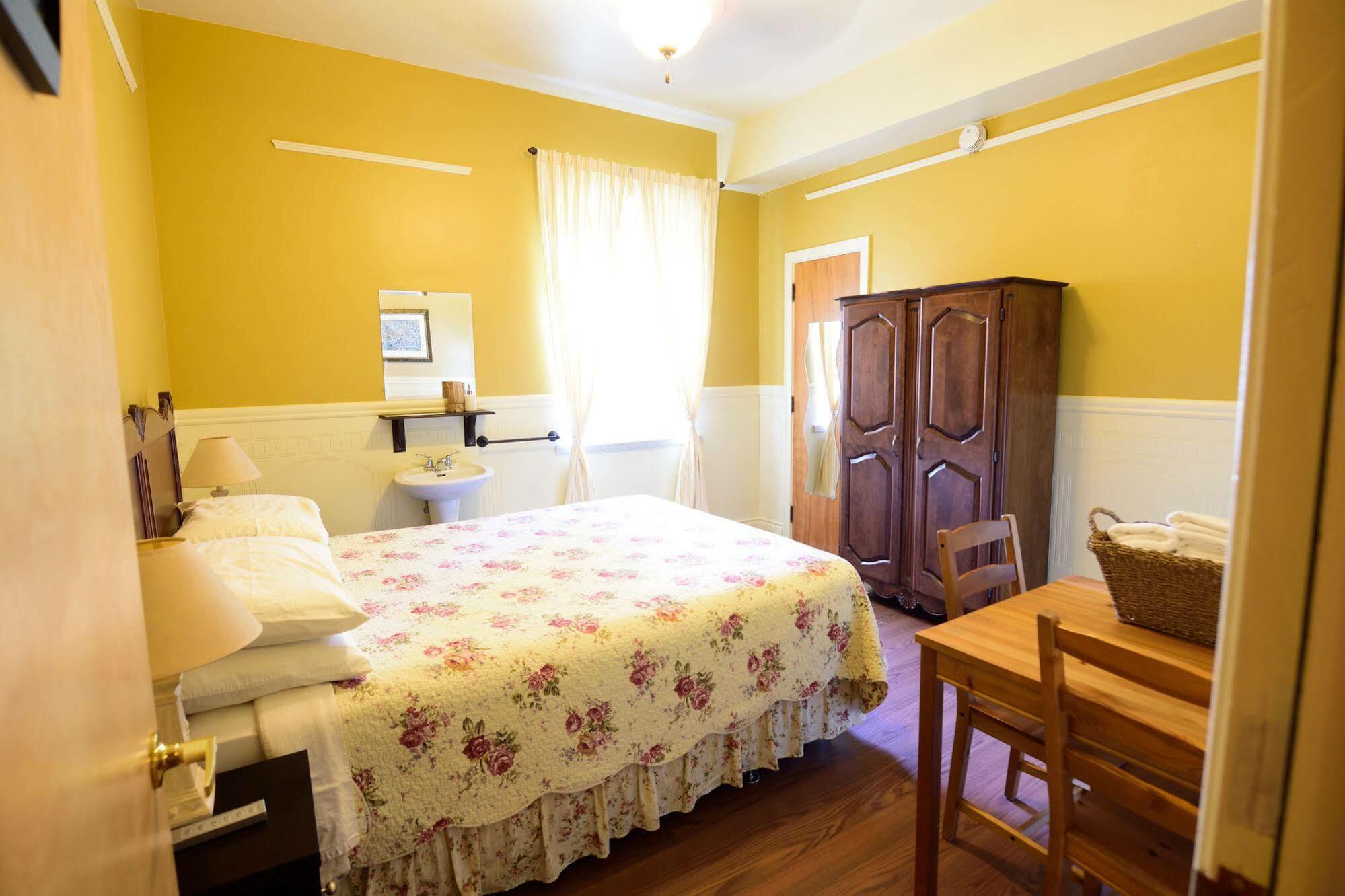 Auberge Le St-Georges Chicoutimi Esterno foto